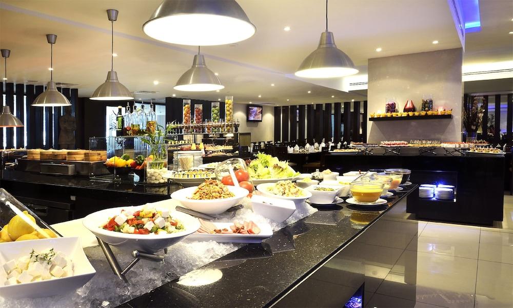 Asiana Hotel Dubai Exterior foto A buffet at a hotel